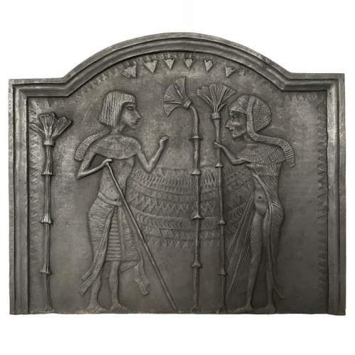 Plaque de cheminée ornée d’un bas-relief d’inspiration égyptienne, XXe siècle