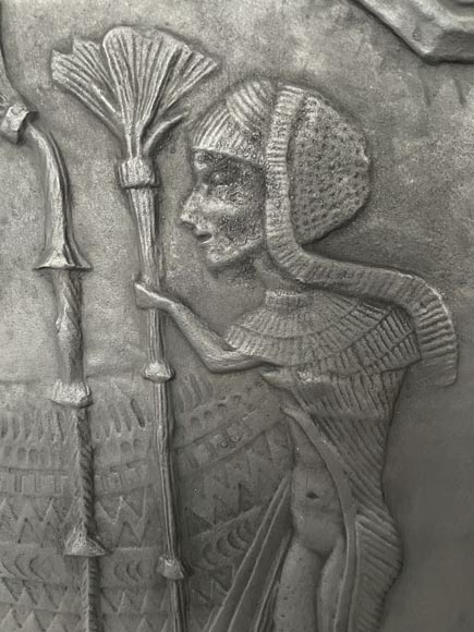 Plaque de cheminée ornée d’un bas-relief d’inspiration égyptienne, XXe siècle Plaque de cheminée ornée d’un bas-relief d’inspiration égyptienne, XXe siècle-5