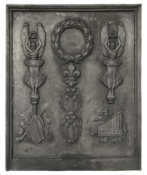 Plaque de cheminée aux Victoires et instruments de musique Plaque de cheminée aux Victoires et instruments de musique-0
