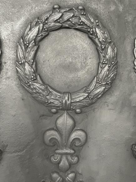 Plaque de cheminée aux Victoires et instruments de musique Plaque de cheminée aux Victoires et instruments de musique-2