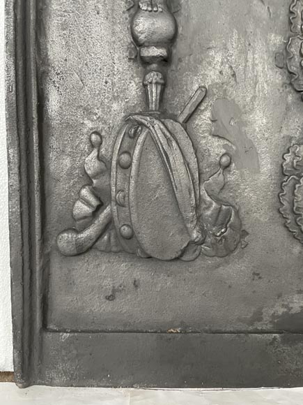 Plaque de cheminée aux Victoires et instruments de musique Plaque de cheminée aux Victoires et instruments de musique-4