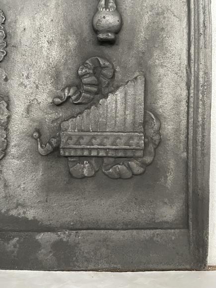 Plaque de cheminée aux Victoires et instruments de musique Plaque de cheminée aux Victoires et instruments de musique-6