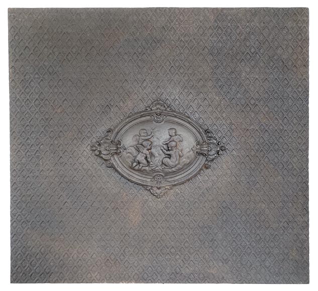 Plaque de cheminée en fonte de fer au décor de putti Plaque de cheminée en fonte de fer au décor de putti-0