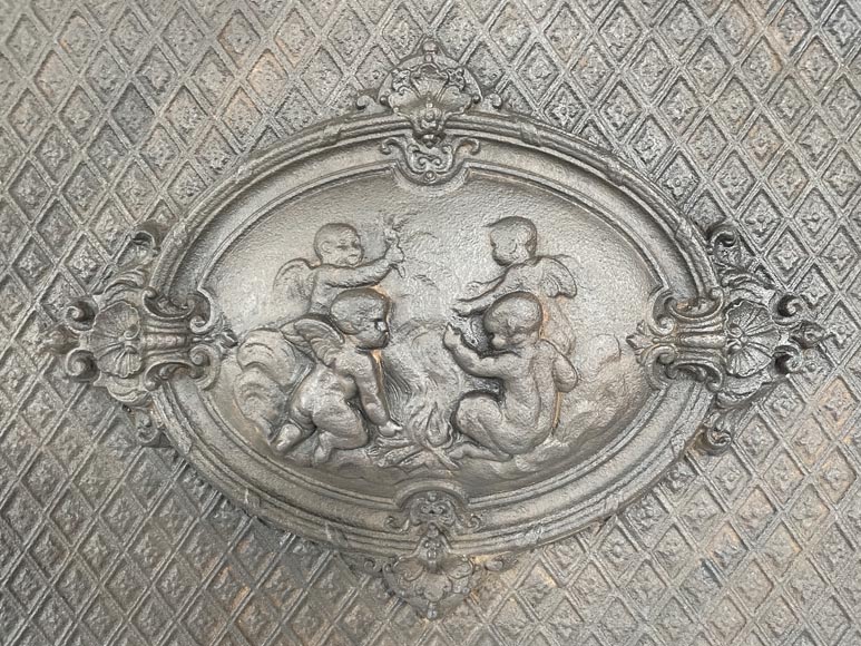 Plaque de cheminée en fonte de fer au décor de putti Plaque de cheminée en fonte de fer au décor de putti-1