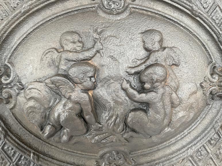 Plaque de cheminée en fonte de fer au décor de putti Plaque de cheminée en fonte de fer au décor de putti-2
