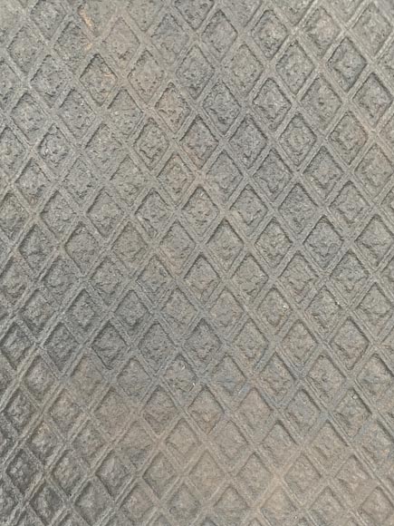 Plaque de cheminée en fonte de fer au décor de putti Plaque de cheminée en fonte de fer au décor de putti-4