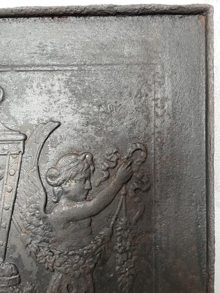 Plaque de cheminée en fonte de style Louis XVI au brûle parfum et aux sirènes Plaque de cheminée en fonte de style Louis XVI au brûle parfum et aux sirènes-3
