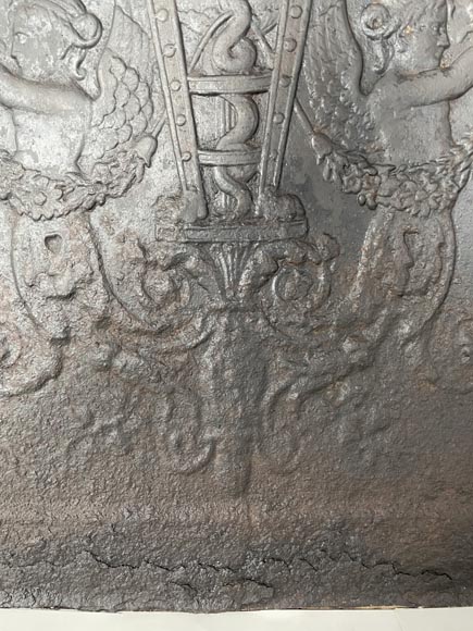 Plaque de cheminée en fonte de style Louis XVI au brûle parfum et aux sirènes Plaque de cheminée en fonte de style Louis XVI au brûle parfum et aux sirènes-5