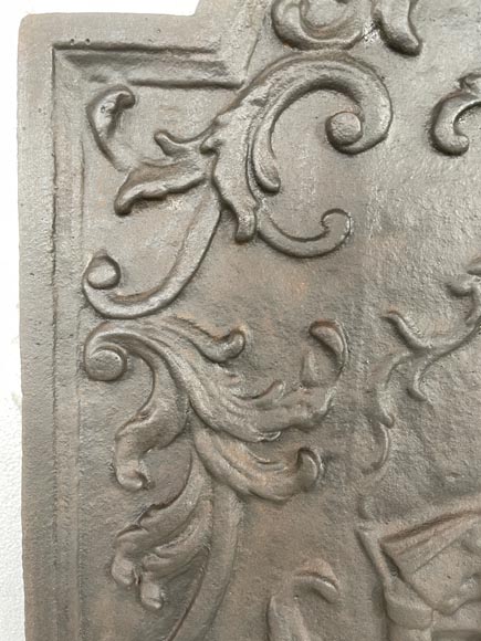 Plaque de cheminée de style Louis XV décorée d’une scène galante Plaque de cheminée de style Louis XV décorée d’une scène galante-2