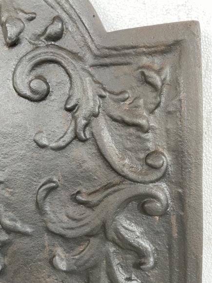 Plaque de cheminée de style Louis XV décorée d’une scène galante Plaque de cheminée de style Louis XV décorée d’une scène galante-3