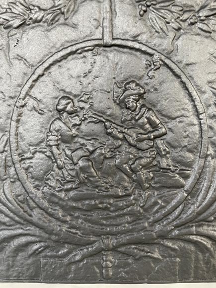 Plaque de cheminée ornée d'une scène galante dans un médaillon Plaque de cheminée ornée d'une scène galante dans un médaillon-1