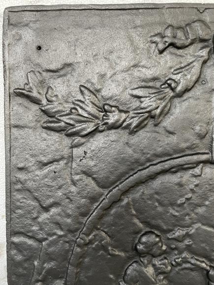 Plaque de cheminée ornée d'une scène galante dans un médaillon Plaque de cheminée ornée d'une scène galante dans un médaillon-2