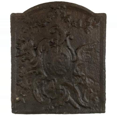 Plaque de cheminée de style Louis XV ornée d’un médaillon