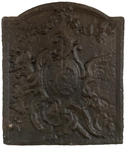 Plaque de cheminée de style Louis XV ornée d’un médaillon Plaque de cheminée de style Louis XV ornée d’un médaillon-0