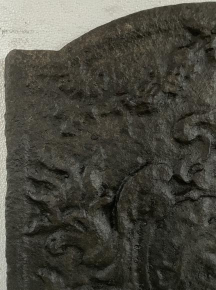 Plaque de cheminée de style Louis XV ornée d’un médaillon Plaque de cheminée de style Louis XV ornée d’un médaillon-1