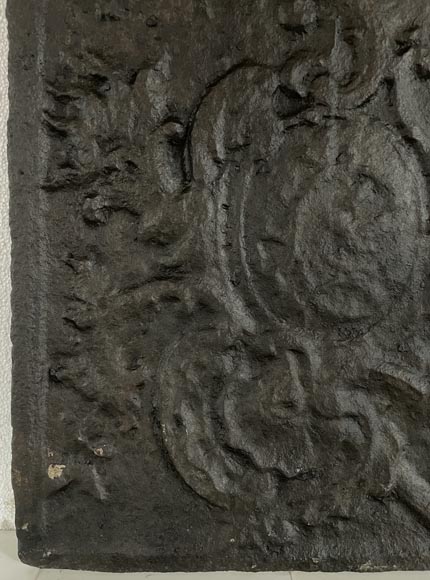 Plaque de cheminée de style Louis XV ornée d’un médaillon Plaque de cheminée de style Louis XV ornée d’un médaillon-2