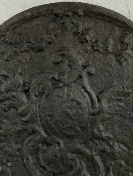 Plaque de cheminée de style Louis XV ornée d’un médaillon Plaque de cheminée de style Louis XV ornée d’un médaillon-3