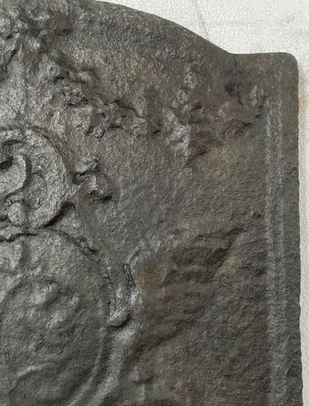 Plaque de cheminée de style Louis XV ornée d’un médaillon Plaque de cheminée de style Louis XV ornée d’un médaillon-4