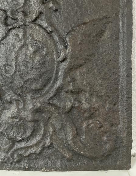 Plaque de cheminée de style Louis XV ornée d’un médaillon Plaque de cheminée de style Louis XV ornée d’un médaillon-5