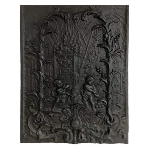 Plaque de cheminée à décor de putti au canon