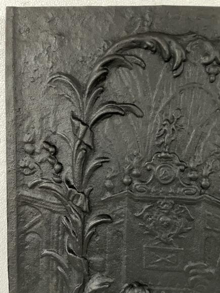 Plaque de cheminée à décor de putti au canon Plaque de cheminée à décor de putti au canon-2