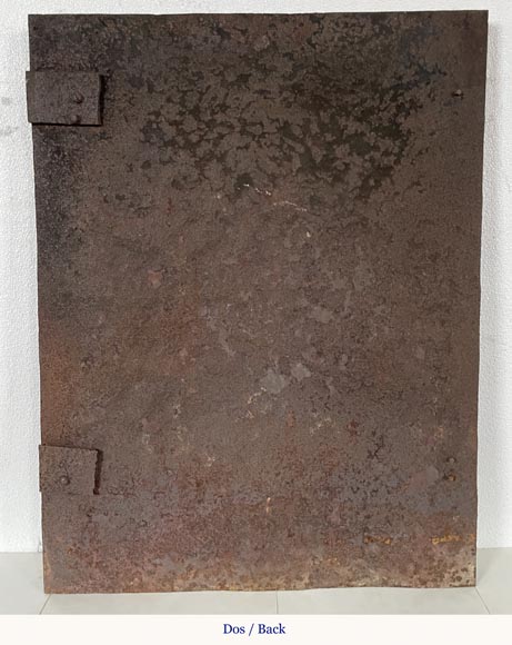 Plaque de cheminée à décor de putti au canon Plaque de cheminée à décor de putti au canon-8