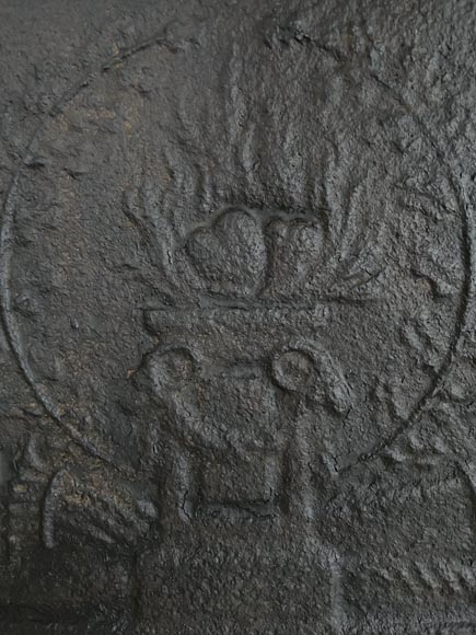 Petite plaque de cheminée ancienne de style Louis XVI, allégorie de l'Amour Petite plaque de cheminée ancienne de style Louis XVI, allégorie de l'Amour-1