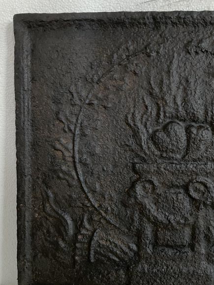 Petite plaque de cheminée ancienne de style Louis XVI, allégorie de l'Amour Petite plaque de cheminée ancienne de style Louis XVI, allégorie de l'Amour-2