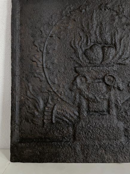 Petite plaque de cheminée ancienne de style Louis XVI, allégorie de l'Amour Petite plaque de cheminée ancienne de style Louis XVI, allégorie de l'Amour-4