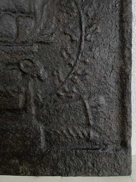 Petite plaque de cheminée ancienne de style Louis XVI, allégorie de l'Amour Petite plaque de cheminée ancienne de style Louis XVI, allégorie de l'Amour-5