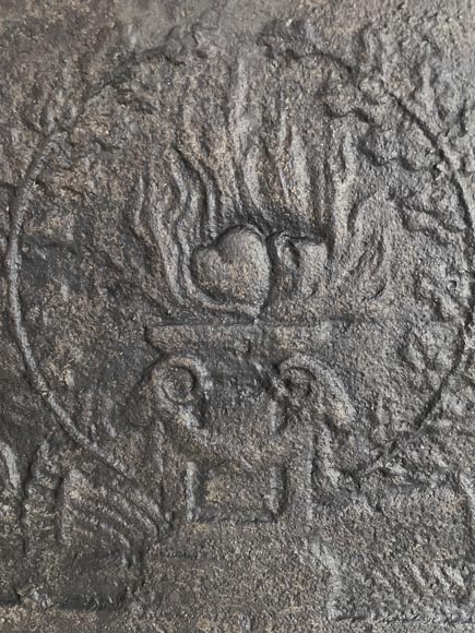 Petite plaque de cheminée ancienne de style Louis XVI, allégorie de l'Amour Petite plaque de cheminée ancienne de style Louis XVI, allégorie de l'Amour-1