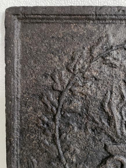 Petite plaque de cheminée ancienne de style Louis XVI, allégorie de l'Amour Petite plaque de cheminée ancienne de style Louis XVI, allégorie de l'Amour-2