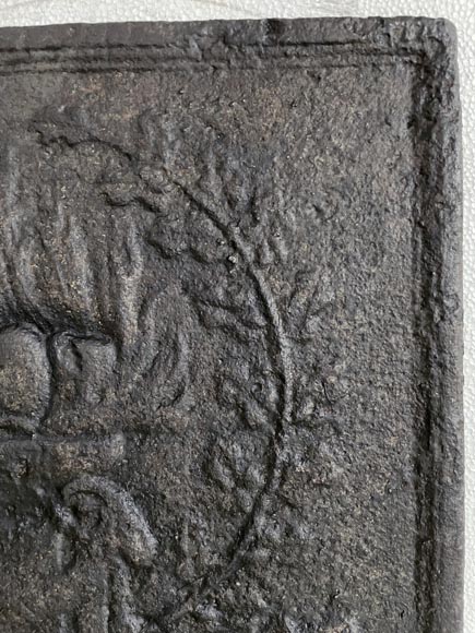 Petite plaque de cheminée ancienne de style Louis XVI, allégorie de l'Amour Petite plaque de cheminée ancienne de style Louis XVI, allégorie de l'Amour-3