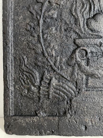 Petite plaque de cheminée ancienne de style Louis XVI, allégorie de l'Amour Petite plaque de cheminée ancienne de style Louis XVI, allégorie de l'Amour-4