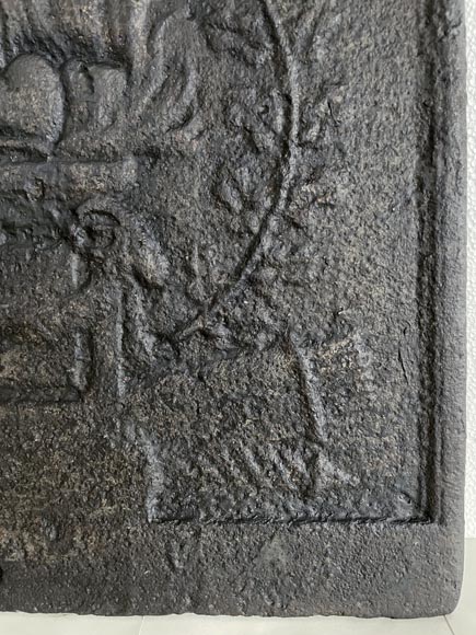 Petite plaque de cheminée ancienne de style Louis XVI, allégorie de l'Amour Petite plaque de cheminée ancienne de style Louis XVI, allégorie de l'Amour-5