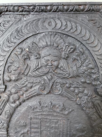 Plaque de cheminée aux armoiries effacées soutenues par des lévriers, XIXe siècle Plaque de cheminée aux armoiries effacées soutenues par des lévriers, XIXe siècle-2