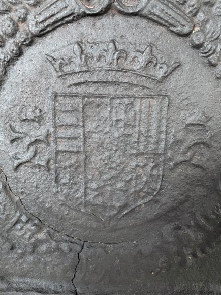 Plaque de cheminée aux armoiries effacées soutenues par des lévriers, XIXe siècle Plaque de cheminée aux armoiries effacées soutenues par des lévriers, XIXe siècle-6