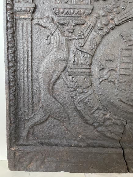 Plaque de cheminée aux armoiries effacées soutenues par des lévriers, XIXe siècle Plaque de cheminée aux armoiries effacées soutenues par des lévriers, XIXe siècle-7