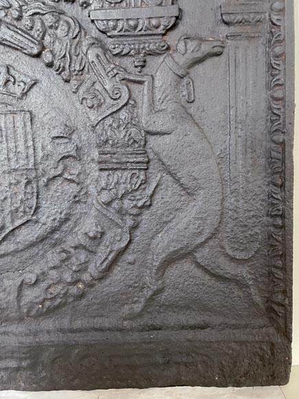 Plaque de cheminée aux armoiries effacées soutenues par des lévriers, XIXe siècle Plaque de cheminée aux armoiries effacées soutenues par des lévriers, XIXe siècle-8