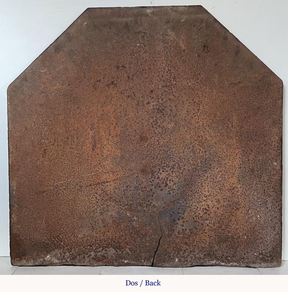 Plaque de cheminée aux armoiries effacées soutenues par des lévriers, XIXe siècle Plaque de cheminée aux armoiries effacées soutenues par des lévriers, XIXe siècle-10