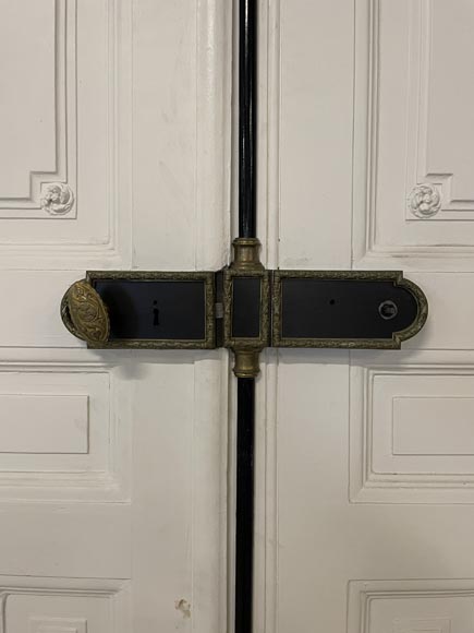 Grande porte à quatre vantaux décor panneauté et petites rosaces Grande porte à quatre vantaux décor panneauté et petites rosaces-5