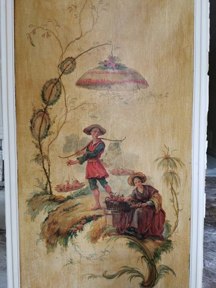 Ensemble de trois panneaux peints galbés au décor de chinoiseries Ensemble de trois panneaux peints galbés au décor de chinoiseries-2