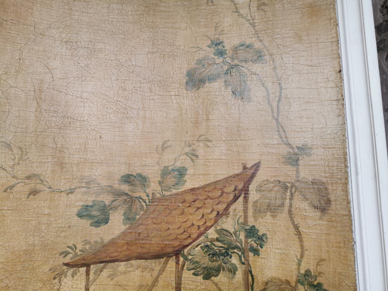 Ensemble de trois panneaux peints galbés au décor de chinoiseries Ensemble de trois panneaux peints galbés au décor de chinoiseries-9