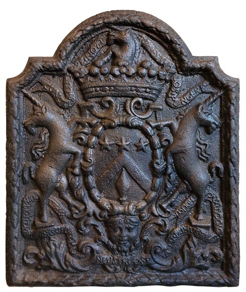 Plaque de cheminée aux armes de Pierre Godart, XVIIIe siècle Plaque de cheminée aux armes de Pierre Godart, XVIIIe siècle-0