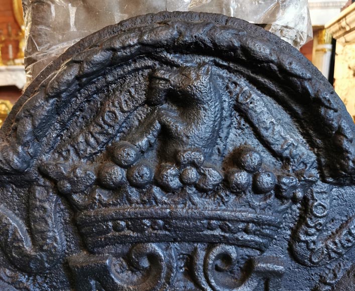 Plaque de cheminée aux armes de Pierre Godart, XVIIIe siècle Plaque de cheminée aux armes de Pierre Godart, XVIIIe siècle-2