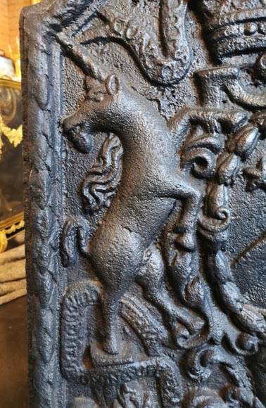 Plaque de cheminée aux armes de Pierre Godart, XVIIIe siècle Plaque de cheminée aux armes de Pierre Godart, XVIIIe siècle-3