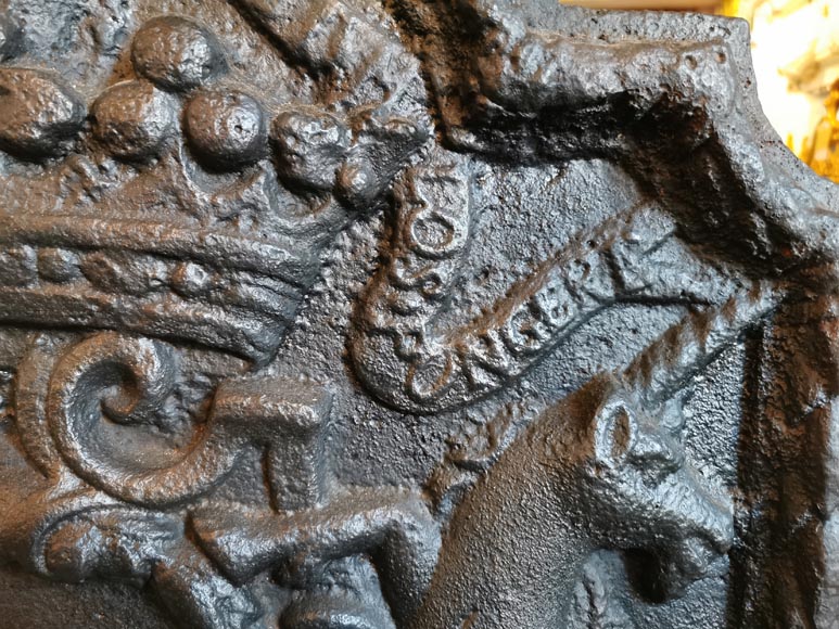 Plaque de cheminée aux armes de Pierre Godart, XVIIIe siècle Plaque de cheminée aux armes de Pierre Godart, XVIIIe siècle-4