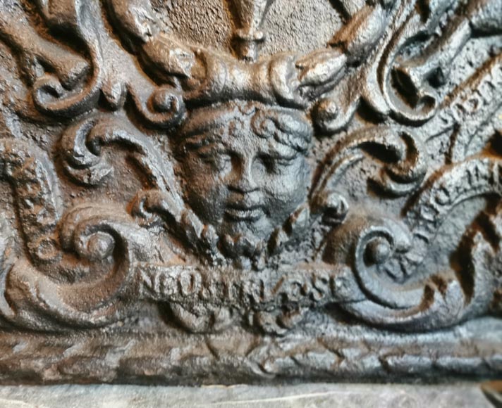 Plaque de cheminée aux armes de Pierre Godart, XVIIIe siècle Plaque de cheminée aux armes de Pierre Godart, XVIIIe siècle-6