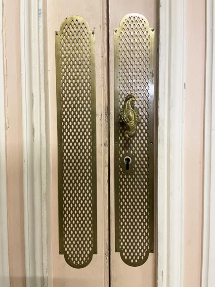 Belle double porte en bois au monogramme Belle double porte en bois au monogramme-15