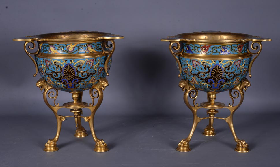 Louis - Constant SEVIN et Ferdinand BARBEDIENNE - Belle paire de vases d'ornement en bronze et émail cloisonné, vers 1862 Louis - Constant SEVIN et Ferdinand BARBEDIENNE - Belle paire de vases d'ornement en bronze et émail cloisonné, vers 1862-1